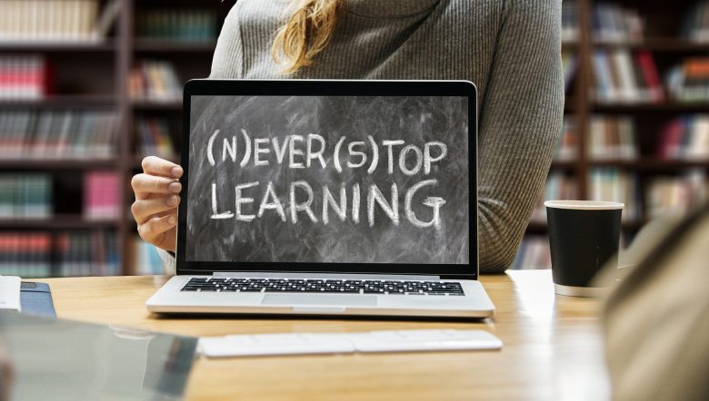 Online-Kurse am Laptop lernen