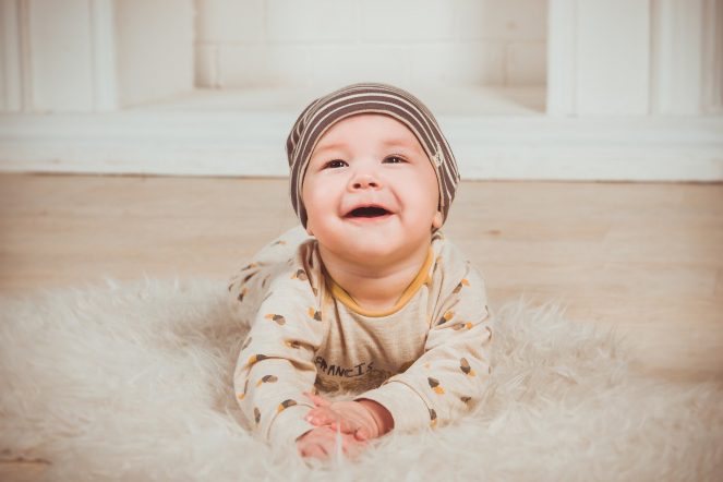 Spielspaß für Babys mit Krabbelrolle