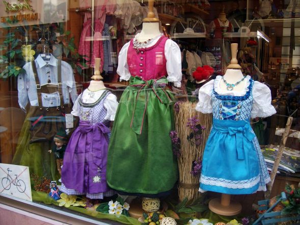 Trachten und Dirndl bzw. Lederhosen im Shop