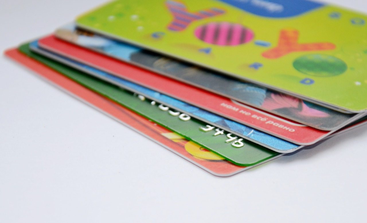 Viele Menschen besitzen eine Vielzahl an verschiedenen EC- und Kreditkarten.