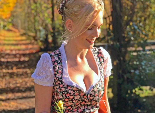 Dirndl an Frau