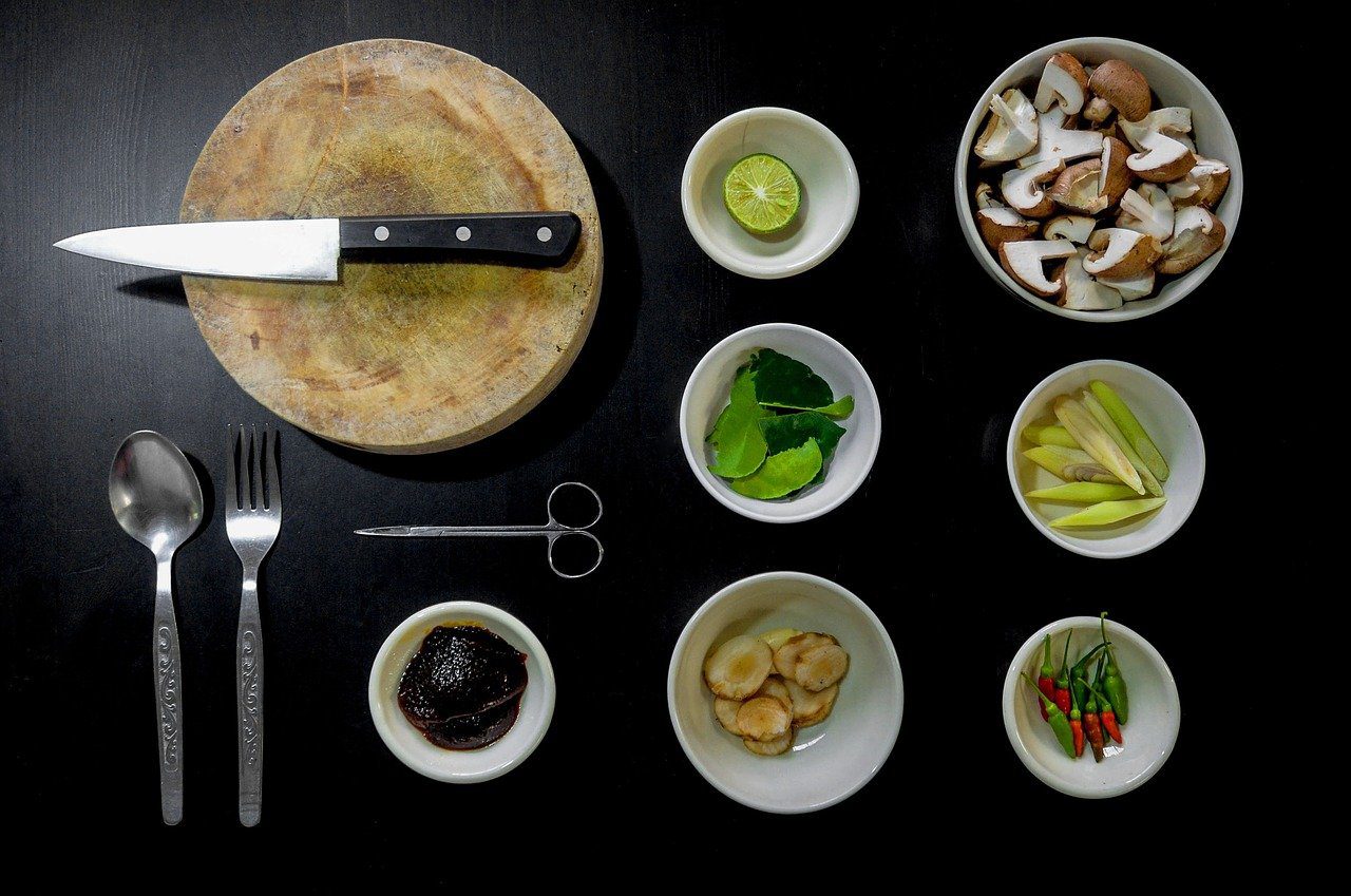 Ebenfalls wichtig zum zeitsparenden Kochen ist das “Mise en place”. Alles sollte an seinem angedachten Platz sein. Dies bringt Struktur in die Abläufe, da alle Utensilien dort, wo sie hingehören, auch bereitliegen.