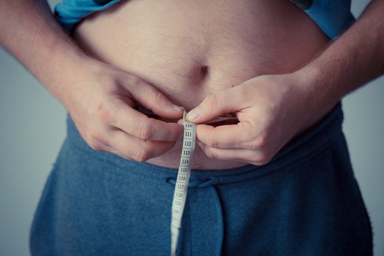 Als Appetitzügler hilft CBD Menschen beim Abnehmen. Auch ein positiver Effekt auf den Stoffwechsel, bei dem Fettzellen abgebaut werden, helfe bei der Gewichtsreduktion. 
