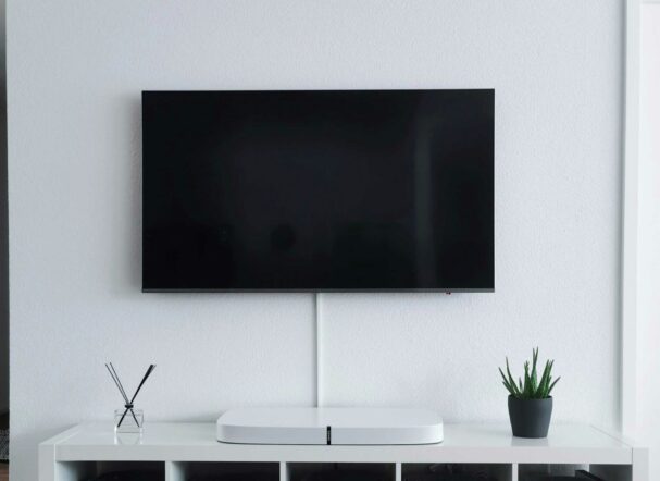 Fernseher aufgehängt