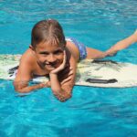 Junge im Pool