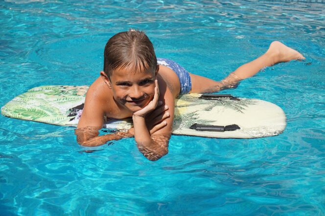 Junge im Pool