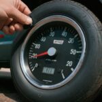 Was ist beim Kontrollieren des Reifenluftdrucks zu berücksichtigen? Tipps für sicheres Fahren und optimale Reifenpflege.